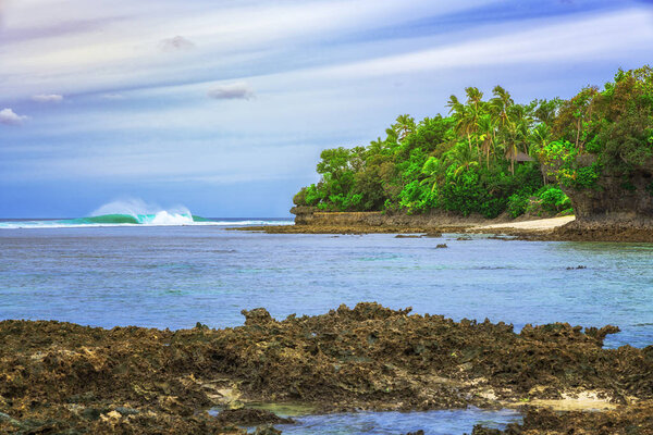 Чистая голубая вода с кораллами и красивое небо на пляже для серферов Cloud9, остров Сиаргао, Филиппины
.