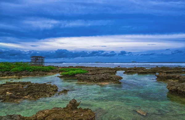 Jasné modré vody s korály a krásná obloha na pláži pro surfaře Cloud9, Siargao Island, Filipíny. — Stock fotografie