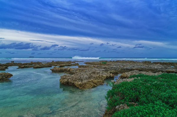 Agua azul clara con corales y hermoso cielo en la playa para los surfistas Cloud9, Isla de Siargao, Filipinas . —  Fotos de Stock