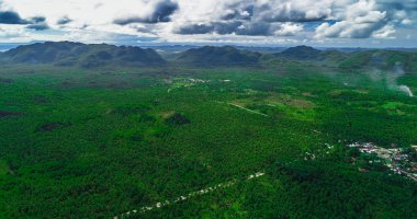 Avuç içi orman, yol ve dağ Siargao Adası üzerinde hava görünümünü. Filipinler.