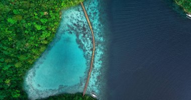 Sugba lagün hava görünümünü. Güzel manzara mavi deniz lagün ve köprü, Milli Parkı, Siargao Adası, Filipinler.