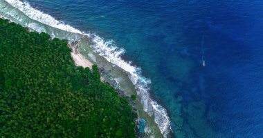 Siargao Adası ve tropikal Pasifik Hava görünümünü. Drone görünümünden.