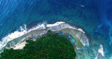 Siargao Adası ve tropikal Pasifik Hava görünümünü. Drone görünümünden.