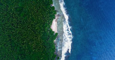 Siargao Adası ve tropikal Pasifik Hava görünümünü. Drone görünümünden.