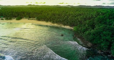 Siargao Adası ve tropikal Pasifik Hava görünümü günbatımı. Drone görünümünden.