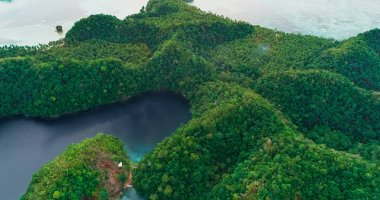 Sugba lagün hava görünümünü. Güzel manzara ile mavi deniz lagün, Milli Parkı, Siargao Adası, Filipinler.