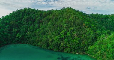 Sugba lagün hava görünümünü. Güzel manzara ile mavi deniz lagün, Milli Parkı, Siargao Adası, Filipinler.