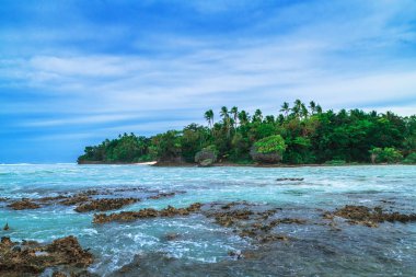 Tropik ada. Peyzaj taş yağmur ormanları ile hill, bulutlar ve dağlar. Tropik ada, deniz Körfezi ve lagün, Siargao. Masmavi suyu lagün. Shore manzara Bay. Seyahat kavramı.