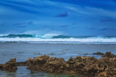 Güzel deniz manzara arka planda dramatik bulutlu gökyüzü ve mercan. Siargao Adası, Filipinler.