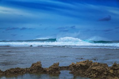 Güzel deniz manzara arka planda dramatik bulutlu gökyüzü ve mercan. Siargao Adası, Filipinler.