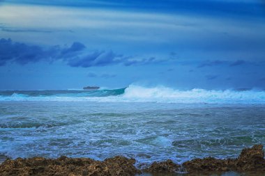 Güzel deniz manzara arka planda dramatik bulutlu gökyüzü ve mercan. Siargao Adası, Filipinler.
