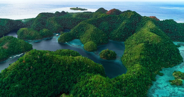 Вид с воздуха на залив Сугба. Ландшафт с лагуной голубого моря, Национальный парк, остров Сиаргао, Филиппины
.