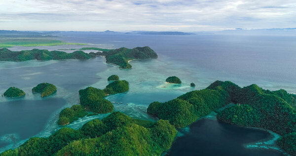 Вид с воздуха на залив Сугба. Ландшафт с лагуной голубого моря, Национальный парк, остров Сиаргао, Филиппины
.