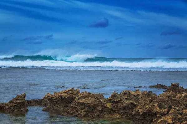 Güzel deniz manzara arka planda dramatik bulutlu gökyüzü ve mercan. Siargao Adası, Filipinler.