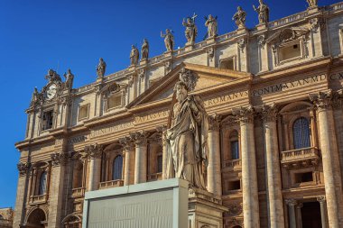 St. Peters Bazilikası. Vatikan şehri en ünlü kiliselerde St. Peters olduğunu