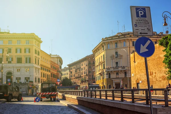 Róma, Olaszország, a November 11-én 2018-ban. Régi utca. Építészet és a római mérföldkő. — Stock Fotó