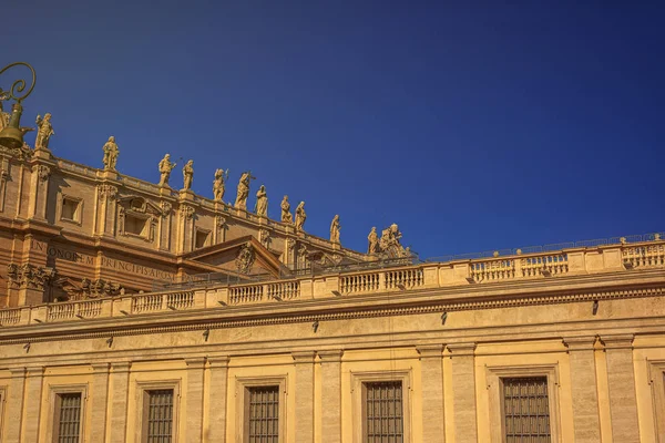 La basílica de San Pedro se ve en la plaza de San Pedro en la Ciudad del Vaticano, Vaticano — Foto de Stock