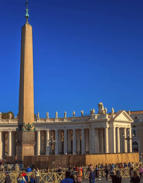 A Basílica de São Pedro é vista na Praça São Pedro, na Cidade do Vaticano, Vaticano — Fotografia de Stock