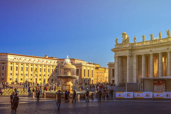 A Basílica de São Pedro é vista na Praça São Pedro, na Cidade do Vaticano, Vaticano — Fotografia de Stock