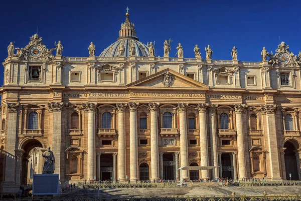 Basílica de São Pedro. St. Peters é a igreja mais renomada da Cidade do Vaticano — Fotografia de Stock