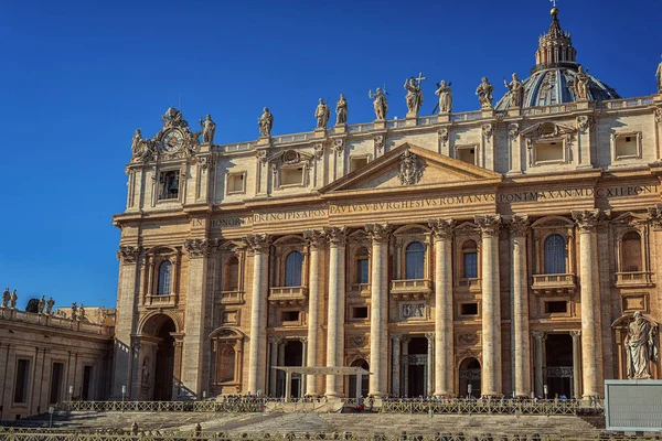 Basílica de São Pedro. St. Peters é a igreja mais renomada da Cidade do Vaticano — Fotografia de Stock