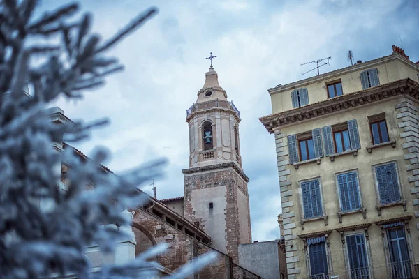 Mesterséges hóval borított fenyő Marseille városában. Fenyő ága hó borítja, közelről. éles fagyok. mesés világos és színes kép. — Stock Fotó