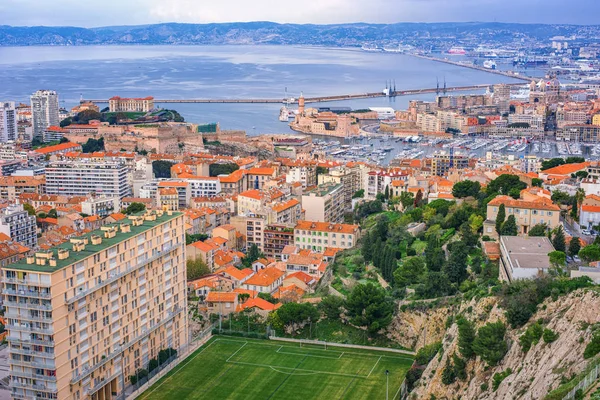 Vista aérea de la ciudad de Marsella y su puerto, Francia — Foto de Stock