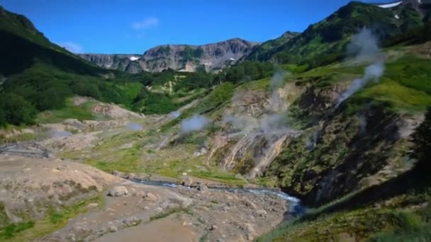 Valle dei Geyser. Stagione turistica nella penisola di Kamchatka. Riserva Naturale di Kronotsky. Il video del magazzino estivo — Video Stock
