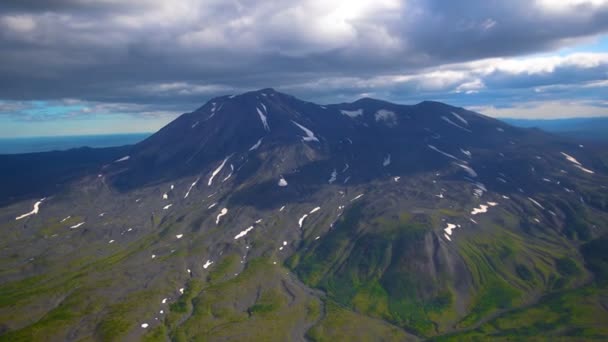 La vista desde el helicóptero sobre las montañas y volcanes de Kamchatka Krai, Rusia — Vídeo de stock