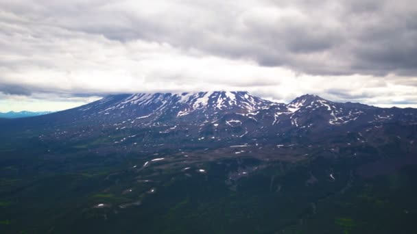 La vista desde el helicóptero sobre las montañas y volcanes de Kamchatka Krai, Rusia — Vídeo de stock