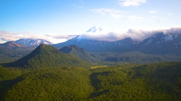 Вид с вертолета на горы и вулканы Камчатского края, Россия — стоковое видео