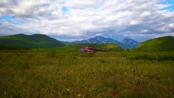 Vista sobre a decolagem de helicóptero na Reserva Natural de Kronotsky na Península de Kamchatka, Rússia — Vídeo de Stock