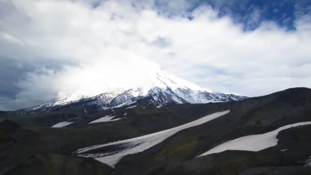 Vulcão Klyuchevskoy Klyuchevskaya Sopka. Kamchatka. Eurásia, Extremo Oriente russo — Vídeo de Stock