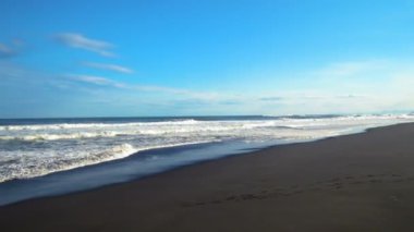 Khalaktyrsky Beach. Deniz manzarası Kamçatka Yarımadası: görünüm Pasifik Okyanusu volkanik kum plaj. Rusya Uzakdoğu, Eurasia