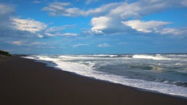 Khalaktyrsky Beach. Deniz manzarası Kamçatka Yarımadası: görünüm Pasifik Okyanusu volkanik kum plaj. Rusya Uzakdoğu, Eurasia