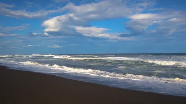 Khalaktyrsky Beach. Deniz manzarası Kamçatka Yarımadası: görünüm Pasifik Okyanusu volkanik kum plaj. Rusya Uzakdoğu, Eurasia — Stok video