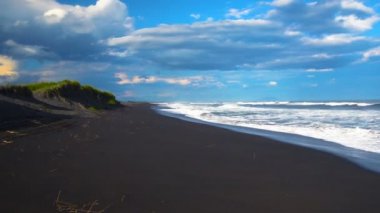 Khalaktyrsky Beach. Deniz manzarası Kamçatka Yarımadası: görünüm Pasifik Okyanusu volkanik kum plaj. Rusya Uzakdoğu, Eurasia