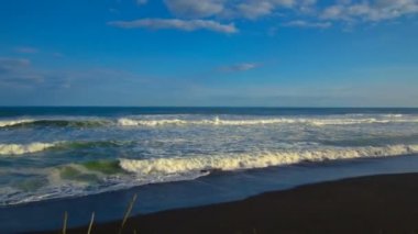 Khalaktyrsky Beach. Deniz manzarası Kamçatka Yarımadası: görünüm Pasifik Okyanusu volkanik kum plaj. Rusya Uzakdoğu, Eurasia