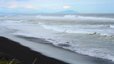 Khalaktyrsky Beach. Deniz manzarası Kamçatka Yarımadası: görünüm Pasifik Okyanusu volkanik kum plaj. Rusya Uzakdoğu, Eurasia