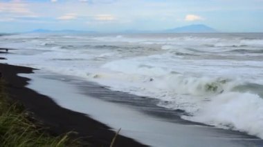 Khalaktyrsky Beach. Deniz manzarası Kamçatka Yarımadası: görünüm Pasifik Okyanusu volkanik kum plaj. Rusya Uzakdoğu, Eurasia