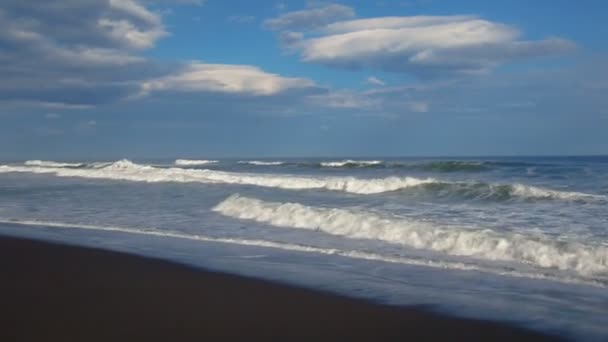 Der Chalaktyrski-Strand. Halbinsel Kamtschatka: Blick auf den Strand mit vulkanischem Sand im Pazifik. Russland ferner Osten, Eurasien — Stockvideo