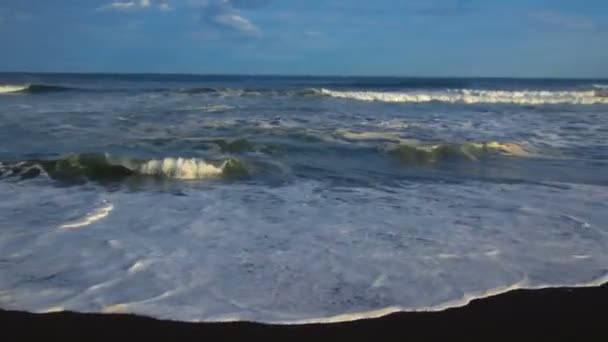 Khalaktyrsky Beach. Přímořská krajina poloostrova Kamčatka: pohled na pláž vulkanického písku v Tichém oceánu. Rusko Dálného východu, Eurasie — Stock video