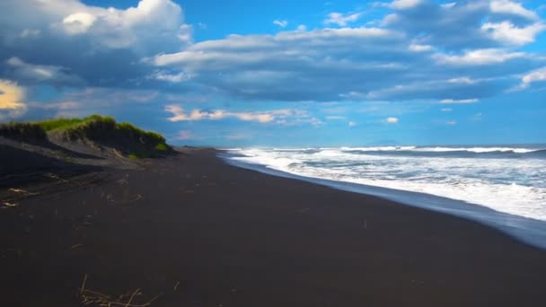 Khalaktyrsky Beach. Přímořská krajina poloostrova Kamčatka: pohled na pláž vulkanického písku v Tichém oceánu. Rusko Dálného východu, Eurasie — Stock video