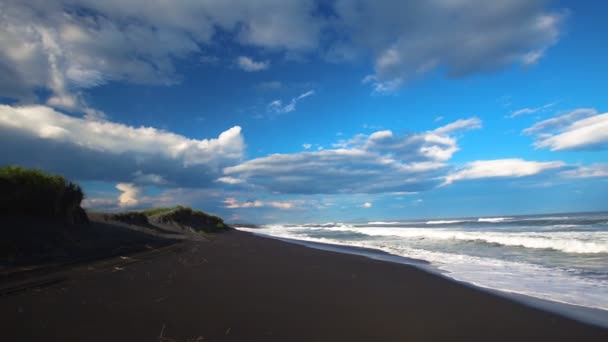 Khalaktyrsky Beach. Přímořská krajina poloostrova Kamčatka: pohled na pláž vulkanického písku v Tichém oceánu. Rusko Dálného východu, Eurasie — Stock video