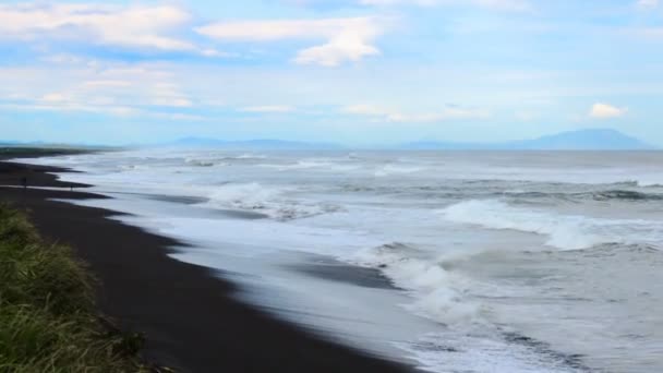 Khalaktyrsky Beach. Přímořská krajina poloostrova Kamčatka: pohled na pláž vulkanického písku v Tichém oceánu. Rusko Dálného východu, Eurasie — Stock video