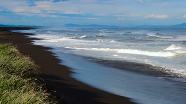 Khalaktyrsky Beach. Seascape Kamchatka Peninsula: view of the beach of volcanic sand in Pacific Ocean. Russia Far East, Eurasia — Stock Video