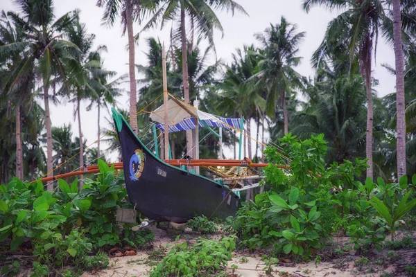 Barca da pesca sulla spiaggia delle Filippine sulla costa isola di Siargao — Foto Stock