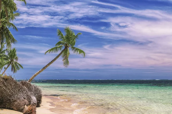 Schöner Strand. Blick auf schönen tropischen Strand mit Palmen herum. Urlaub und Urlaubskonzept. tropischer Strand auf den Philippinen auf der Küsteninsel Siargao — Stockfoto