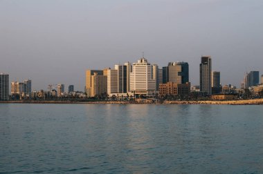 Modern Tel Aviv, İsrail ve deniz akşamı görünümü