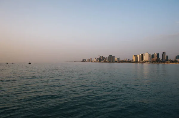 Vista à noite do moderno Tel Aviv, Israel e do mar — Fotografia de Stock